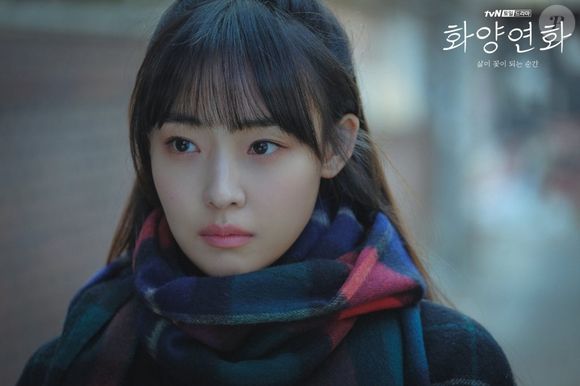 Já em 'Quando Meu Amor Floresce', Ji-soo é uma jovem que teve seu amor e sonhos interrompidos após uma tragédia. Anos depois, vive um casamento infeliz e vive como mãe solteira