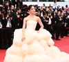 Wan QianHui escolheu um vestido sem mangas com diversas camadas de babado na cauda