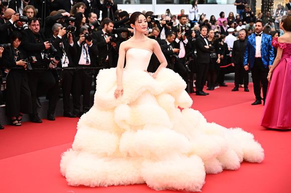 Wan QianHui escolheu um vestido sem mangas com diversas camadas de babado na cauda