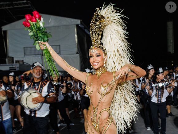 Sabrina Sato escolheu fantasia com bastante pele à mostra no último desfile da Gaviões antes do desfile oficial