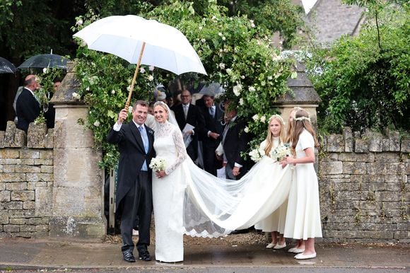 Assinado por Emilia Wickstead, o vestido de Harriet Sperling combina tradição britânica e elegância contemporânea