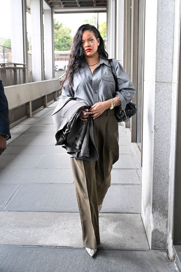 "Garotas da capa!!! A pequena Rocki arrasou na sua primeira capa! Chegou no set e calou a boca da mãe dela!!!!", escreveu Rihanna na legenda da publicação