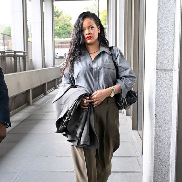 "Garotas da capa!!! A pequena Rocki arrasou na sua primeira capa! Chegou no set e calou a boca da mãe dela!!!!", escreveu Rihanna na legenda da publicação