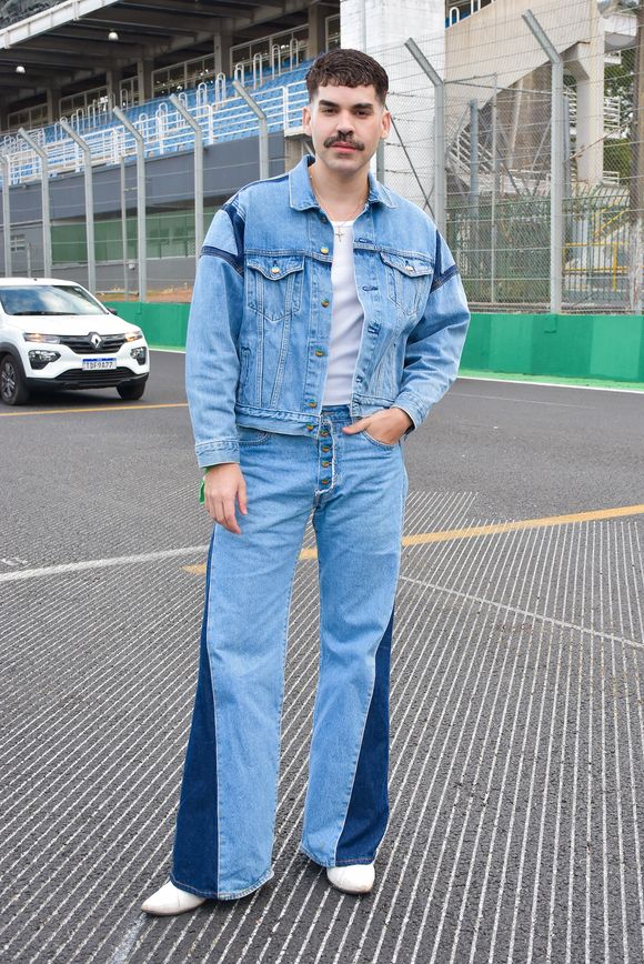 The Town 2025: tendência no festival, o cantor Mateus Carrilho apostou em um look all jeans super estiloso