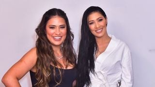 No aniversário de Simone Mendes, Simaria surge em fotos antigas com a irmã e surpreende: ‘Bem novinhas’. Veja!