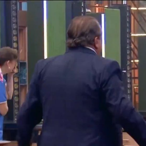 A estreia da nova temporada do MasterChef Brasil teve tensão, alfinetadas e uma grande polêmica envolvendo Érick Jacquin. O chef francês questionou a profissão de uma participante streamer e acabou recebendo duras críticas de internautas nas redes sociais