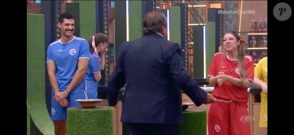 A estreia da nova temporada do MasterChef Brasil teve tensão, alfinetadas e uma grande polêmica envolvendo Érick Jacquin. O chef francês questionou a profissão de uma participante streamer e acabou recebendo duras críticas de internautas nas redes sociais