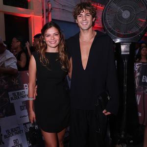 Irmã de Bruna Marquezine, Luana Maia esteve no evento acompanhada do namorado Lucca Picon