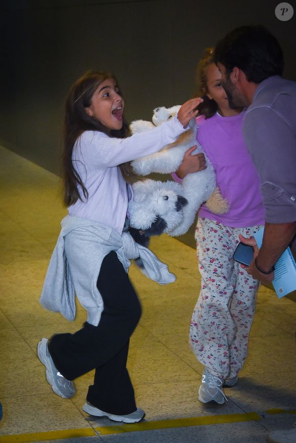 Marina e Helena, filhas de Ivete Sangalo, não esconderam a empolgação no reencontro com o pai, Daniel Cady