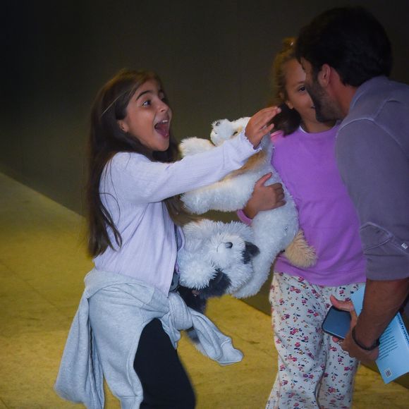 Marina e Helena, filhas de Ivete Sangalo, não esconderam a empolgação no reencontro com o pai, Daniel Cady