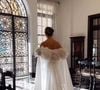 O grande destaque do look de Emilly Araújo ficou por conta da capa de musseline de seda, com flores artesanais e bordadas em renda, que se estendem pelas costas em um efeito tridimensional