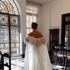 O grande destaque do look de Emilly Araújo ficou por conta da capa de musseline de seda, com flores artesanais e bordadas em renda, que se estendem pelas costas em um efeito tridimensional