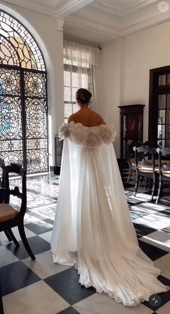 O grande destaque do look de Emilly Araújo ficou por conta da capa de musseline de seda, com flores artesanais e bordadas em renda, que se estendem pelas costas em um efeito tridimensional