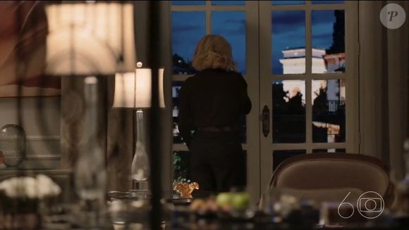 No final do capítulo, Odete Roitman (Débora Bloch) aparece falando no telefone com Celina (Malu Galli)