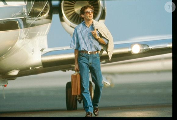 Uma fotografia conhecida de Ayrton Senna, na qual o piloto aparece de jeans, com uma jaqueta apoiada no ombro, óculos de sol e uma maleta na mão, inspirou uma das camisetas da coleção da Zara. O registro mostra o brasileiro com um avião ao fundo e remete à estética dos anos 1990