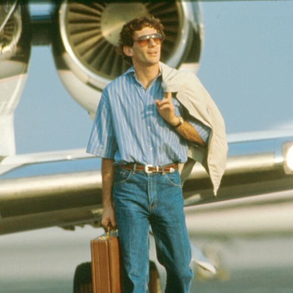Uma fotografia conhecida de Ayrton Senna, na qual o piloto aparece de jeans, com uma jaqueta apoiada no ombro, óculos de sol e uma maleta na mão, inspirou uma das camisetas da coleção da Zara. O registro mostra o brasileiro com um avião ao fundo e remete à estética dos anos 1990