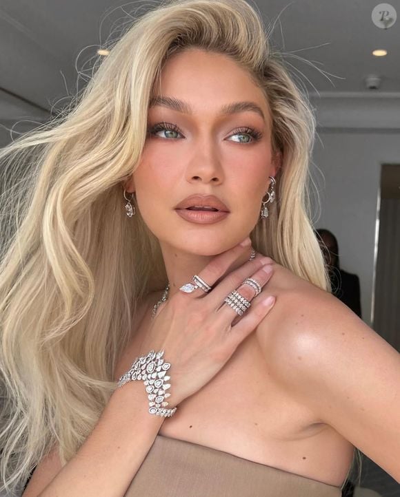 Maquiagem iluminada para o Natal: batom marrom é opção para quem quer visual reconfortante