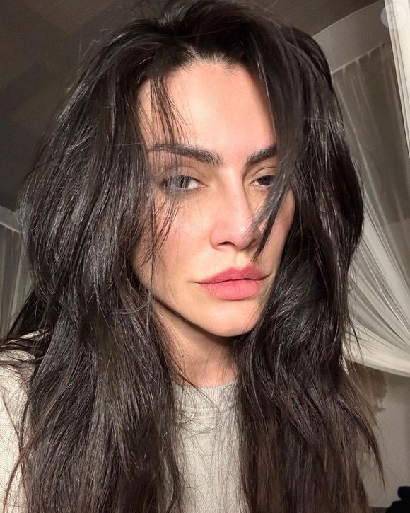 Após oito anos utilizando apenas o primeiro nome como identidade artística, a atriz e cantora Cleo decidiu retomar o uso do sobrenome Pires