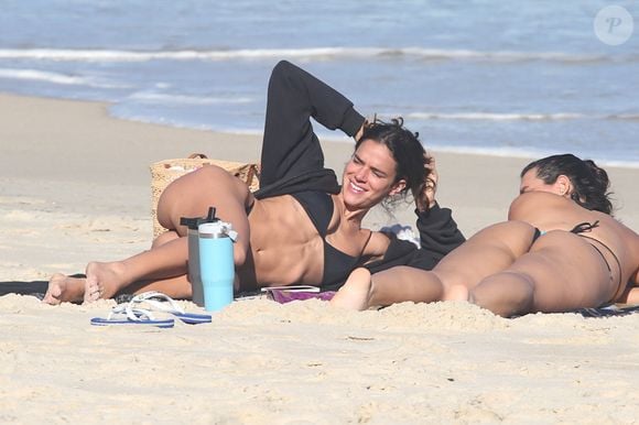 Relaxada, Bruna Marquezine aproveitou a tranquilidade da manhã antes do aniversário na Ilha Fiscal