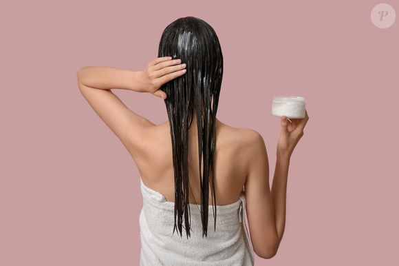 Pomadas muito grossas podem aumentar a caspa no verão