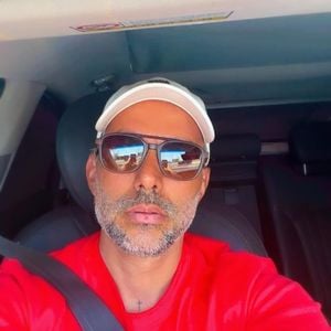 ‘O Mico Freitas teve um AVC em casa, de forma súbita. Começou com a fala enrolada e perda de coordenação do lado esquerdo’, iniciou Kelly Key