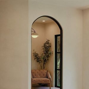 Hall de entrada já mostra a estética minimalista escolhida para a casa