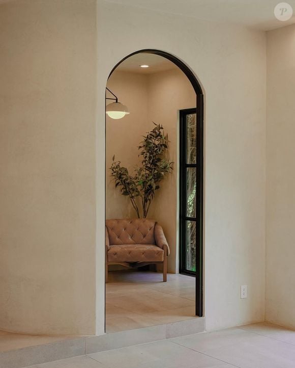 Hall de entrada já mostra a estética minimalista escolhida para a casa