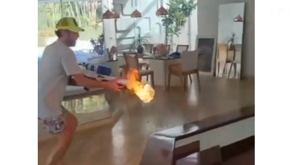 João Ricardo Mendes, CEO da empresa Hurb, especializada em pacotes de viagem, aparece no  vídeo com filho de Luana Piovani e Pedro Scooby