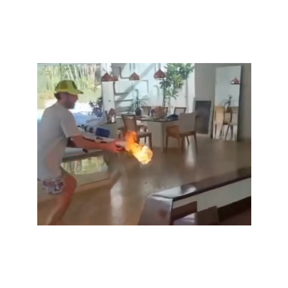 João Ricardo Mendes, CEO da empresa Hurb, especializada em pacotes de viagem, aparece no  vídeo com filho de Luana Piovani e Pedro Scooby