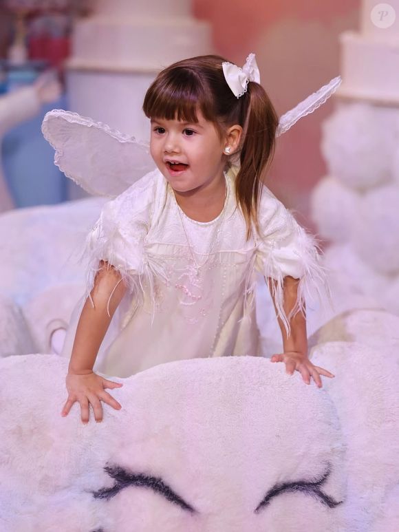 Durante os parabéns, Maria Alice protagoniza momento divertido ao disputar microfone com a irmã mais nova, Maria Flor