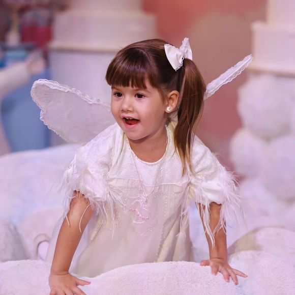 Durante os parabéns, Maria Alice protagoniza momento divertido ao disputar microfone com a irmã mais nova, Maria Flor
