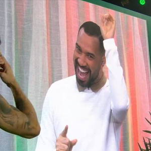 ‘BBB 26’: Coube a Gil do Vigor a missão de lembrá-lo durante a festa desta quarta-feira (11). ‘Jonas, teve uma promessa... Ei, Brasil! Deixa pra lá’, brincou o apresentador