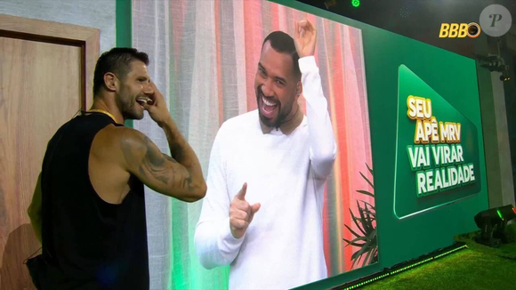 ‘BBB 26’: Coube a Gil do Vigor a missão de lembrá-lo durante a festa desta quarta-feira (11). ‘Jonas, teve uma promessa... Ei, Brasil! Deixa pra lá’, brincou o apresentador
