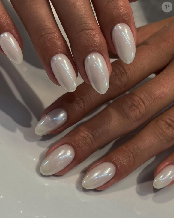 Experimente o clássico esmalte branco perolado para um efeito chique
