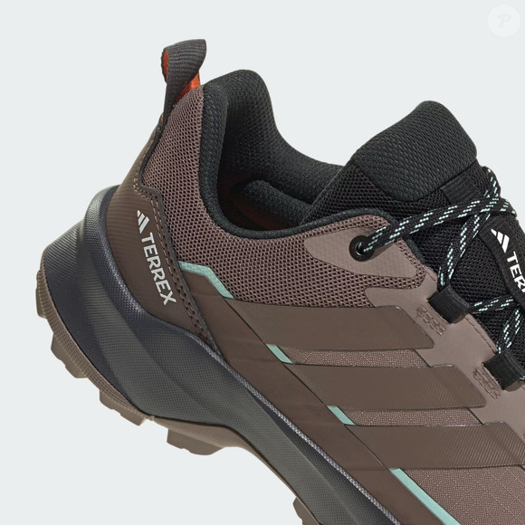 Com membrana GORE-TEX à prova de água, entressola de EVA LIGHTMOTION e solado de borracha Continental™, o Tênis Terrex Skychaser AX5 GORE-TEX Caminhada reúne recursos desenvolvidos para terrenos técnicos e condições úmidas