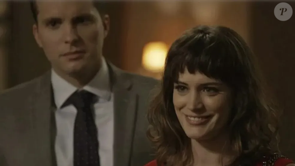 Em 'O Outro Lado do Paraíso', Clara (Bianca Bin) surpreende ao aparecer no jantar de Natal de Sophia (Marieta Severo), deixando a vilã arrasada