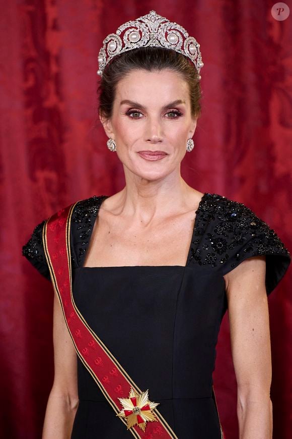 Nem exagerado, nem artificial. Especialistas afirmam que o bronzeado discreto da rainha Letizia é visto como um símbolo de elegância, vitalidade e bem estar, especialmente após os 50 anos