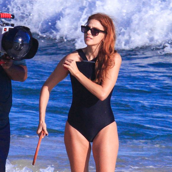 Cena romântica de Três Graças reúne as personagens Lorena e Juquinha em dia de praia no Rio