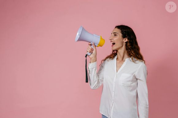 Segundo a psicologia, falar alto pode estar relacionado aos hábitos culturais e a maneira na qual os indivíduos foram criados.