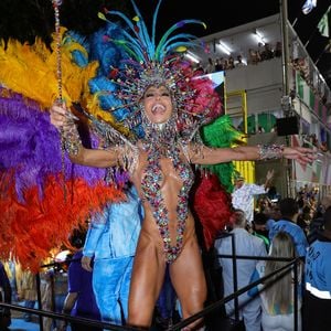 Sabrina Sato desfilou de costeiro com plumas dividas em blocos de cores vermelho, verde, azul, amarelo e roxo, que recriam uma aquarela