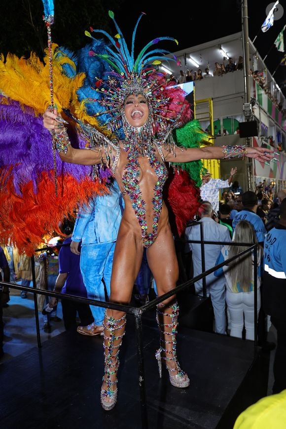 Sabrina Sato desfilou de costeiro com plumas dividas em blocos de cores vermelho, verde, azul, amarelo e roxo, que recriam uma aquarela