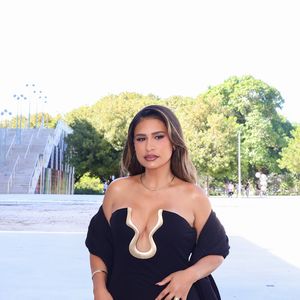 Vestido de Simone Mendes traz corpete ajustado e ferragens de ouro na região do busto