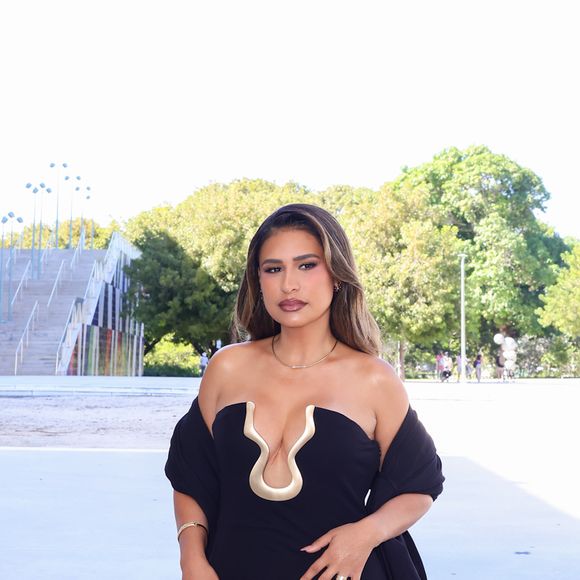 Vestido de Simone Mendes traz corpete ajustado e ferragens de ouro na região do busto