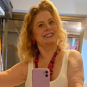 Aos 73 anos, Vera Fischer exibe corpão em maiô cavado e pede 'biscoito' dos seguidores: 'Essa setentinha merece?'