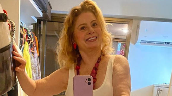 Aos 73 anos, Vera Fischer exibe corpão em maiô cavado e pede 'biscoito' dos seguidores: 'Essa setentinha merece?'