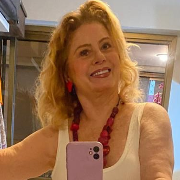 Aos 73 anos, Vera Fischer exibe corpão em maiô cavado e pede 'biscoito' dos seguidores: 'Essa setentinha merece?'