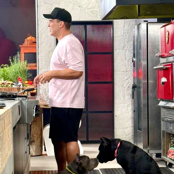 O apresentador André Marques realizou uma cirurgia bariátrica há quase 13 anos