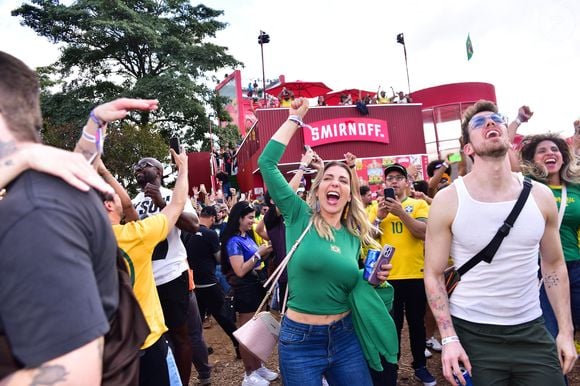 Sheila Mello comemorou a vitória do Brasil por 2 a 1 sobre o Japão em clima de festa e mostrou que continua uma das torcedoras mais animadas da Seleção