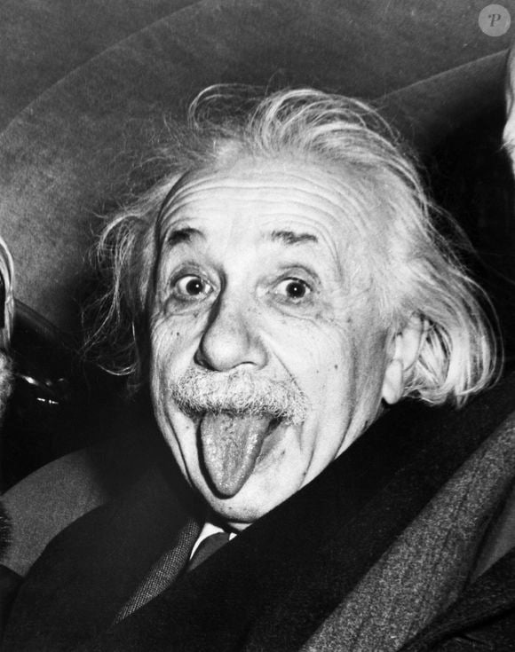 Albert Einstein confessou que não se importava com o sistema político vigente, contanto que as pessoas ao redor do mundo fossem felizes.