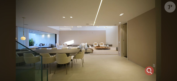 O imóvel combina arquitetura contemporânea e espaços pensados para oferecer conforto, lazer e privacidade